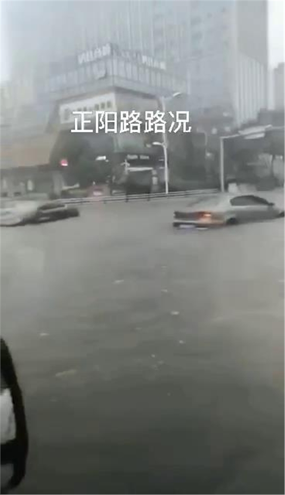 臺(tái)風(fēng)巴威造成青島城市內(nèi)澇，機(jī)動(dòng)車熄火